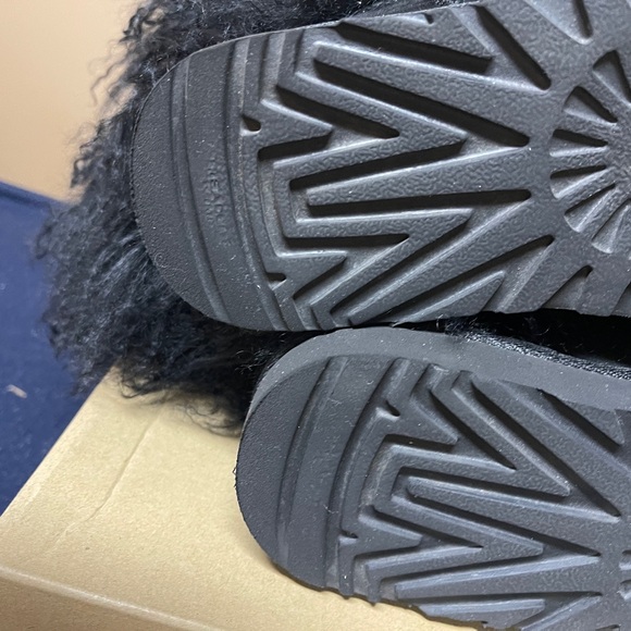 UGG Short Sheepskin Cuff Mongolian Fur BLACK Boots Women’s sz 6 worn once - Picture 14 of 16